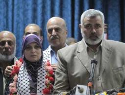 رئيس الوزراء يستقبل الاسيرة المحررة روضة سعد  ( تصوير- مجدي قريقع )