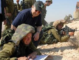 باراك يشارك في احدى مناورات جيشه