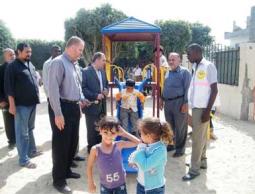 أطفال يلعبون في منتزه الشهداء بعد افتتاحه