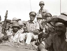 ديان مع فرقه من جيشه في معركة ضد العرب