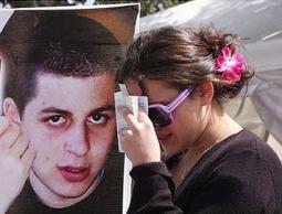 ذوي شاليط في انتظاره