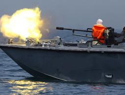 الزوارق الحربية تستهدف عدة قوارب صيد بغزة