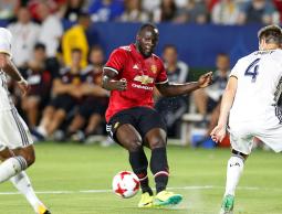 لوكاكو في المنتصف