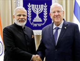 مودي (يسار) التقى الرئيس الإسرائيلي رؤوفين ريفلين اليوم الثاني لزيارته القدس المحتلة 
