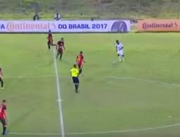 لحظة إحراز اللاعب الهدف