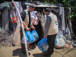 جانب من توزيع السلة على المحتاجين