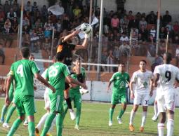 فادي جابر يخرج لإحدى الكرات العرضية