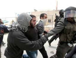 قوات الاحتلال تعتقل شاب فلسطيني (الأرشيف)