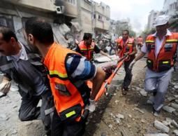 انتشال مصاب في غزة (الأرشيف)