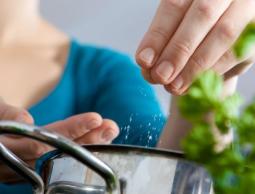 نصائح لتفادي زيادة الملح والبهار إلى الطّعام