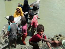 محاصَرو الروهينغا يستغيثون والقتلى يقدّرون بالآلاف