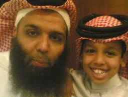 الشيخ خالد الراشد ونجله (أرشيف)