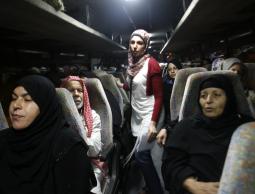 أهالي الأسرى يتوجهون لزيارة 7 معتقلين بسجن 