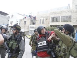 اعتداء جنود الاحتلال على صحفيين