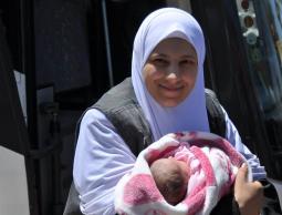 الرضيعة ندى في أحضان والدتها