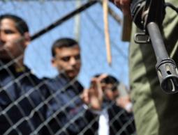 أربعة أسرى يواصلون إضرابهم عن الطعام