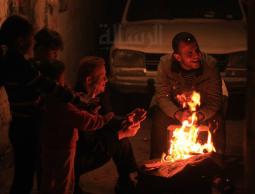 شبان يجتمعون حول كانون نار (بعدسة محمود أبو حصيرة)