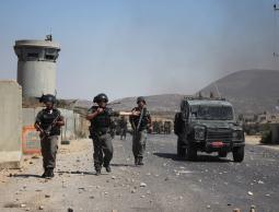 الاحتلال يغلق حاجز بيت فوريك واندلاع مواجهات