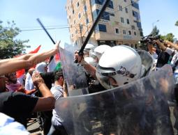 أجهزة السلطة تعتدي على المعتصمين