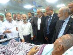 هنية يتفقد المرضى بمجمع الشفاء الطبي بغزة