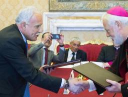 وزير خارجية الفاتيكان بول ريتشارد غالاغر ونظيره الفلسطيني رياض المالكي