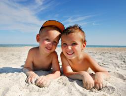 أطفال يتعرضون لأشعة الشمس