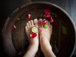 غسل الأقدام للتخلص من رائحتها الكريهة