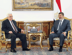 لقاء سابق بين الرئيس المعزول محمد مرسي ورئيس السلطة محمود عباس