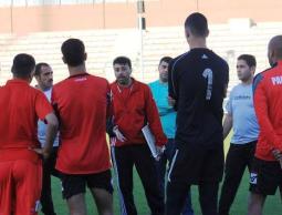مدرب الوطني جمال محمود يتحدث مع اللاعبين