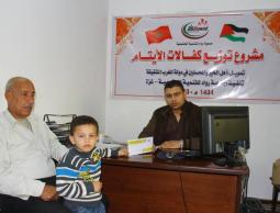 توزع كفالات أيتام (أرشيف)