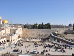 الاحتلال يغلق محيط 