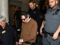 جان-كلود أرنو (وسط) زوج عضوة بالأكاديمية السويدية كان في قلب فضيحة هزت أركان الهيئة التي تمنح جائزة نوبل للآداب