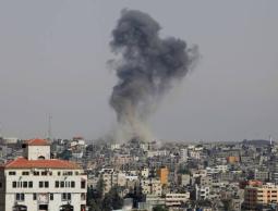 شهيدان وعدة إصابات جراء استهداف الاحتلال لشقة سكنية بحي الرمال وسط غزة