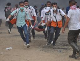 شهيد متأثراً باصابته (صورة أرشيفية)