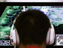 الانشغال باللعب على الحاسوب لفترة طويلة دون الذهاب إلى المرحاض قد يؤدي إلى مشاكل خطيرة