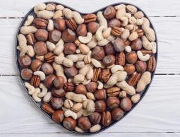 مرضى السكري الذين يأكلون 28 غراما مكسرات خمس مرات أسبوعيا يكونون أقل عرضة للإصابة بمرض القلب