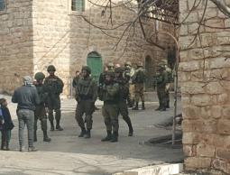 الاحتلال ينصب خياما قرب الحرم الإبراهيمي