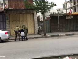 شاهد :  اجهزة السلطة تمر دون اكتراث لحظة اعتقال الاحتلال لشبان في الخليل