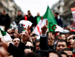 في الجمعة الخامسة لحراك الجزائر.. مطالب برحيل النظام ورفض التدخل الأجنبي