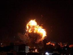 طائرة إسرائيلية تستهدف مجموعة من المواطنين شرق غزة