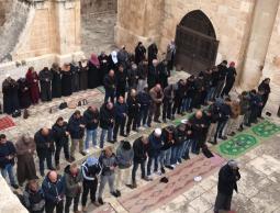 أداء المقدسيون للصلاة في مصلى باب الرحمة