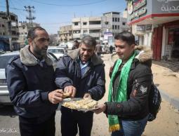 بالصور: غزيون يوزعون الحلوى ابتهاجا بعملية سلفيت
