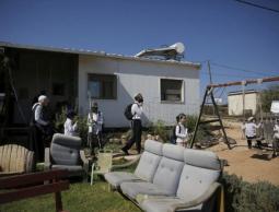 هآرتس: الاحتلال سمح لمستوطنين بدخول عمونا ومنع فلسطينيين