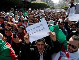 ساعات حاسمة لتحديد ملامح المرحلة الانتقالية في الجزائر