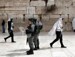 250 مستوطنا يقتحمون موقعا أثريا في قرية الجيب بالقدس