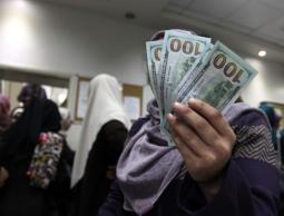 بدء صرف منحة قطر 100 دولار للأسر الفقيرة