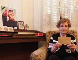 السبعينية قسيسية مازالت تستأنس برسائل والدها المعتقل أيام النكبة