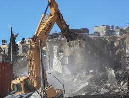 18 ساعة من الهدم.. وادي الحمص يتحول إلى ركام والسلطة تهدد  