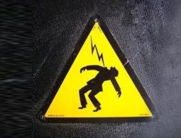 مصرع عامل بشركة الاتصالات فوق عامود كهرباء في غزة