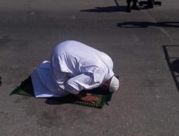 والد الشهيد علاء الغرابلي يسجد شكرا لله في مكان استشهاد ابنه بالقرب من دوار الدحدوح شرق غزة